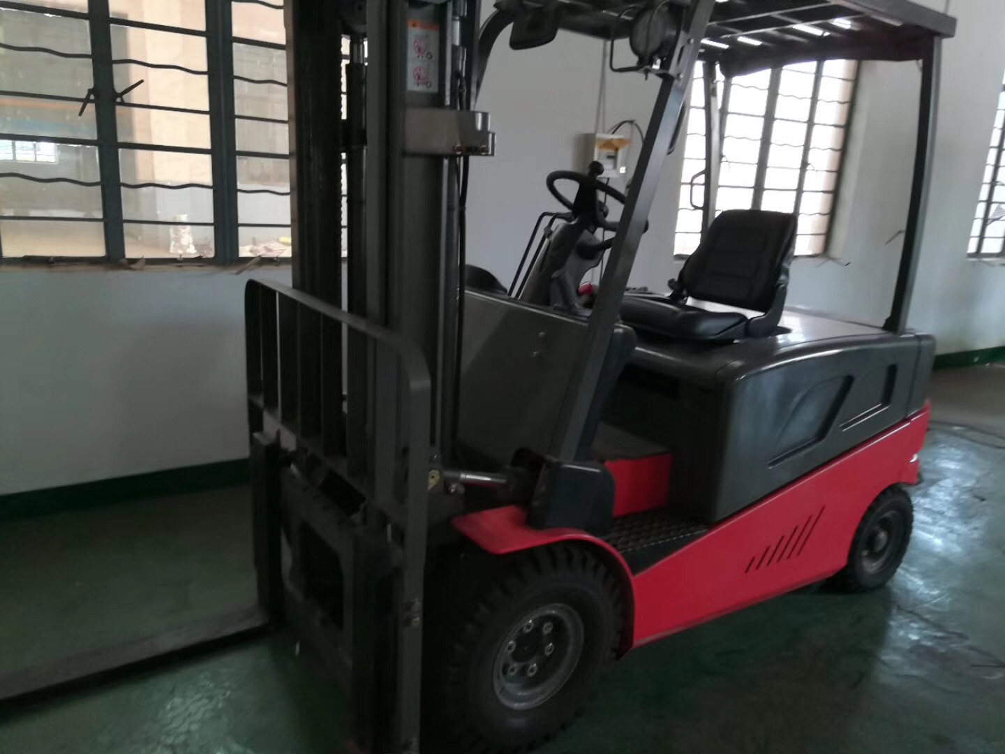 電動(dòng)叉車